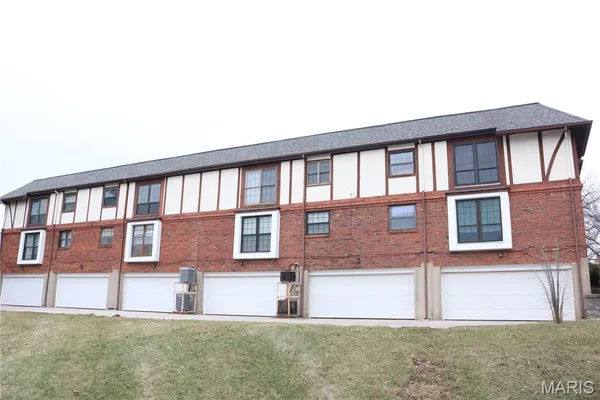 $169,900 | 927 Claytonbrook Drive, Unit 3, Ballwin, MO 63011