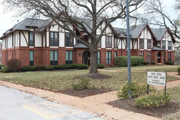 $169,900 | 927 Claytonbrook Drive, Unit 3, Ballwin, MO 63011