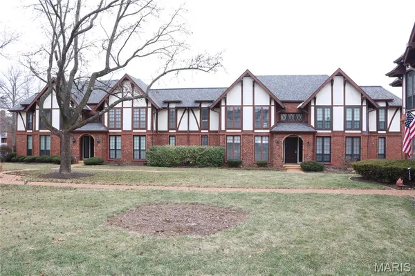 $169,900 | 927 Claytonbrook Drive, Unit 3, Ballwin, MO 63011