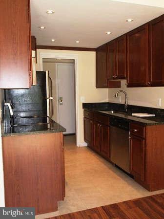 11657 Stoneview Square, Unit 2B Reston, VA 20191 - Photo 3 of 13 Kitchen