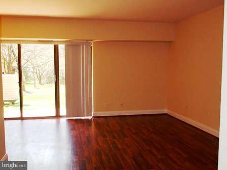 11657 Stoneview Square, Unit 2B Reston, VA 20191 - Photo 5 of 13 Living Room
