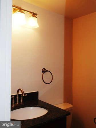 11657 Stoneview Square, Unit 2B Reston, VA 20191 - Photo 10 of 13 Bath (Master)