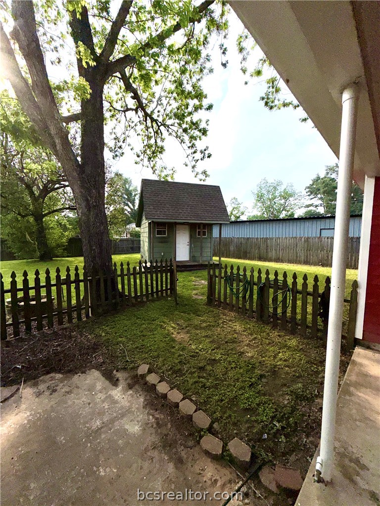 421 South Commerce Street Centerville, TX 75833 - Photo 5 of 23 a front view of a house with a yard