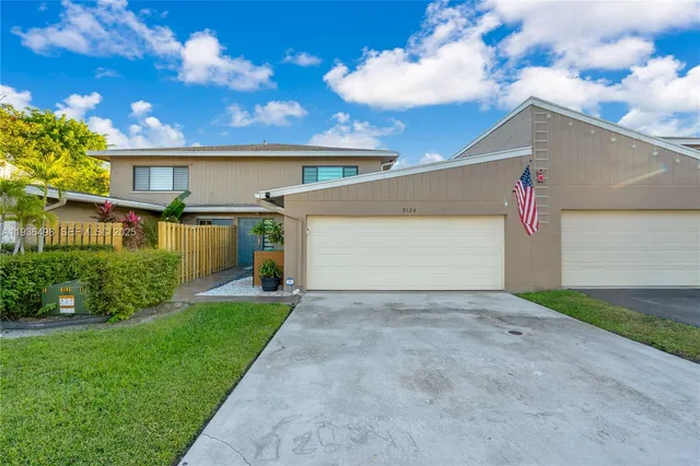 $575,000 | 5124 South University Drive, Davie, FL 33328