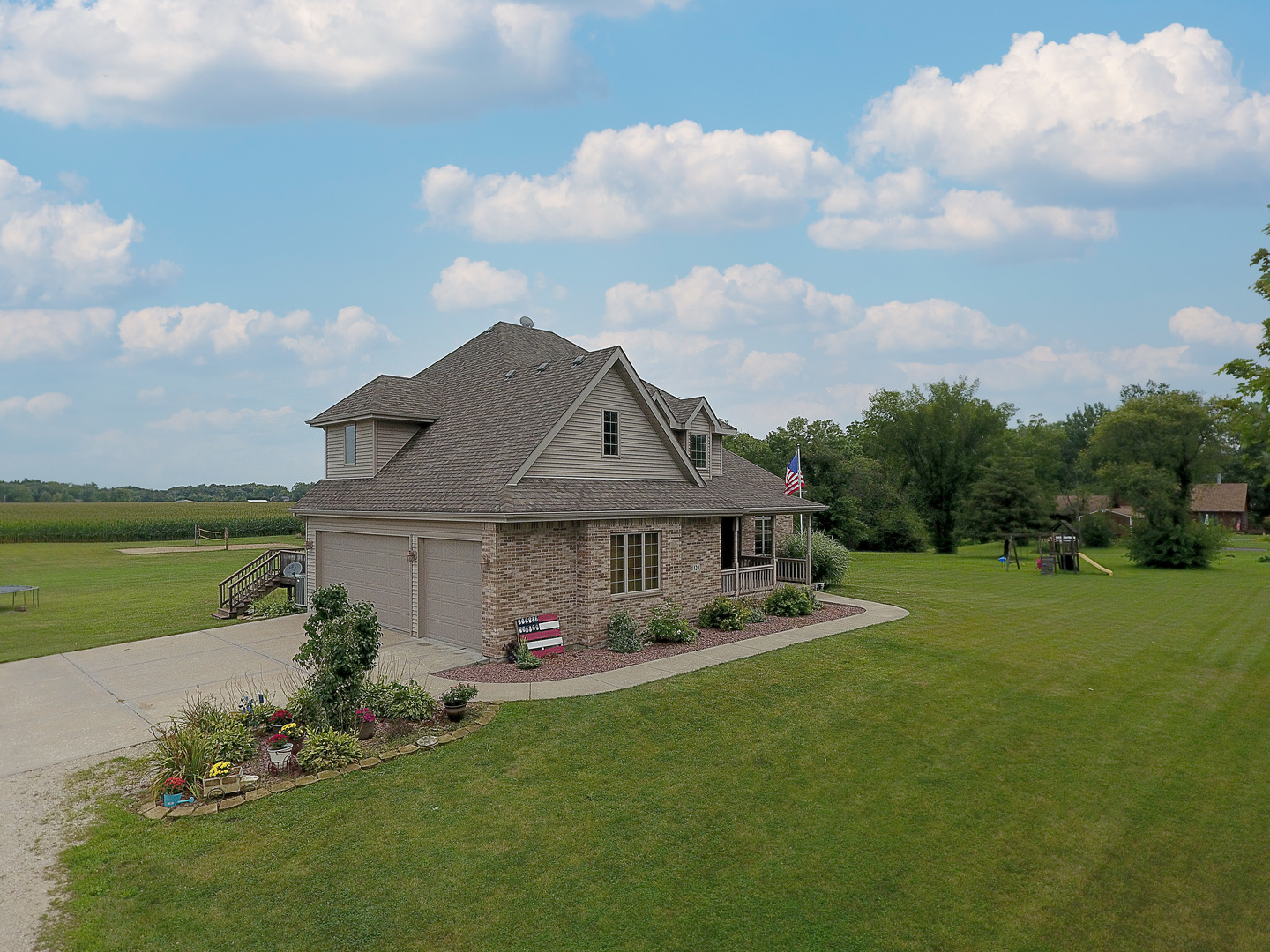 4420 West Shabbona Road Morris, IL 60450 - Photo 2 of 31 a front view of a house with garden