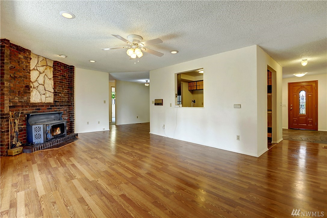 15832 Southeast 171st Street Renton, WA 98058 - Photo 4 of 23 Gallery Image 4