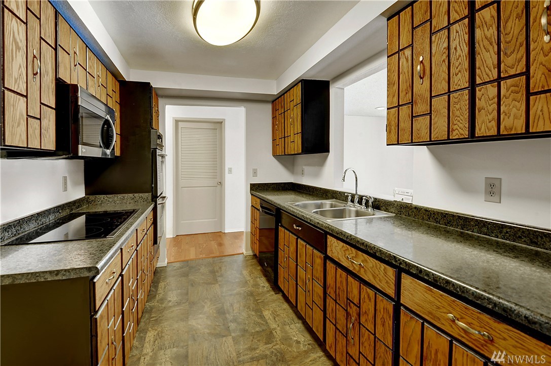 15832 Southeast 171st Street Renton, WA 98058 - Photo 5 of 23 Gallery Image 5
