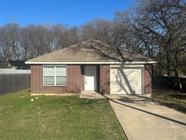 a view of a house with backyard and garden