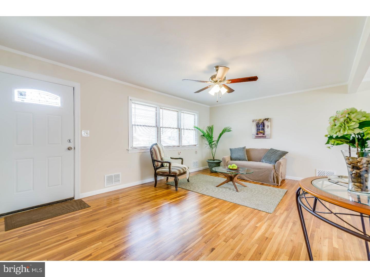 27 Hilton Road Mount Holly, NJ 08060 - Photo 3 of 25 Living Room