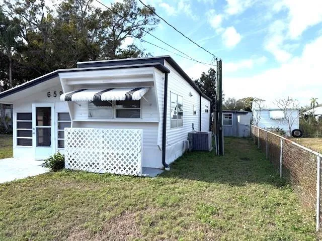 a view of a house with backyard