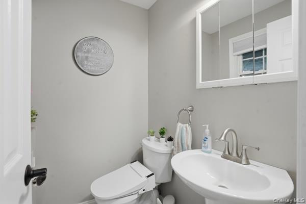 31 Laura Road Monroe, NY 10950 - Photo 24 of 39 a bathroom with a toilet a sink and a mirror