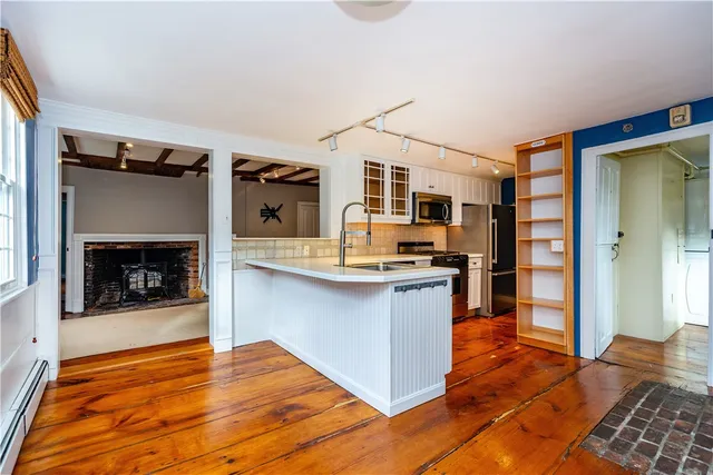 $3,250 | 19 King Street, Unit 7, East Greenwich, RI 02818