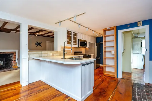 $3,250 | 19 King Street, Unit 1, East Greenwich, RI 02818