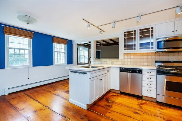 $3,250 | 19 King Street, Unit 1, East Greenwich, RI 02818