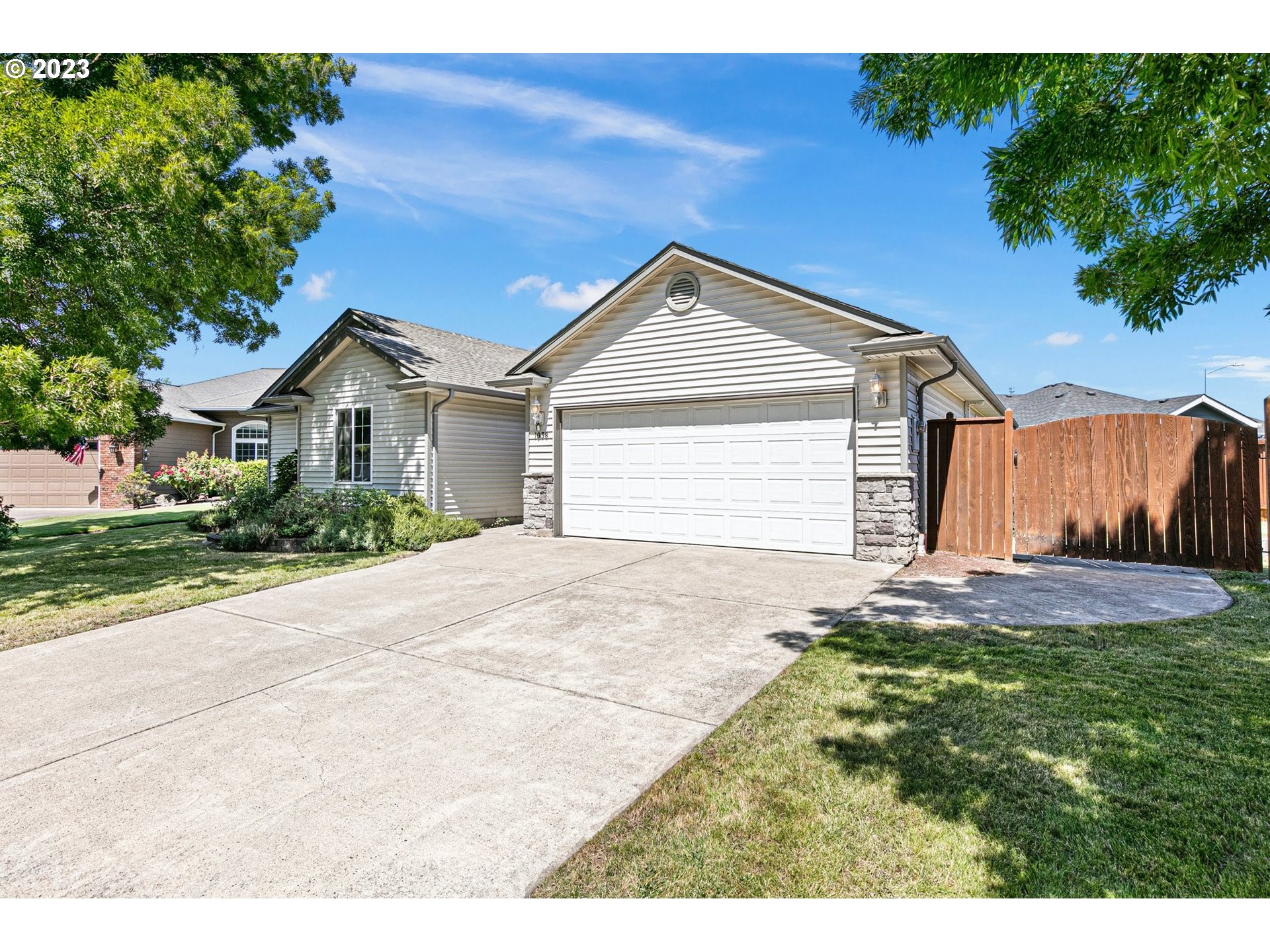 1038 Diamond Street Springfield, OR 97477 - Photo 1 of 48 a front view of a house with a yard
