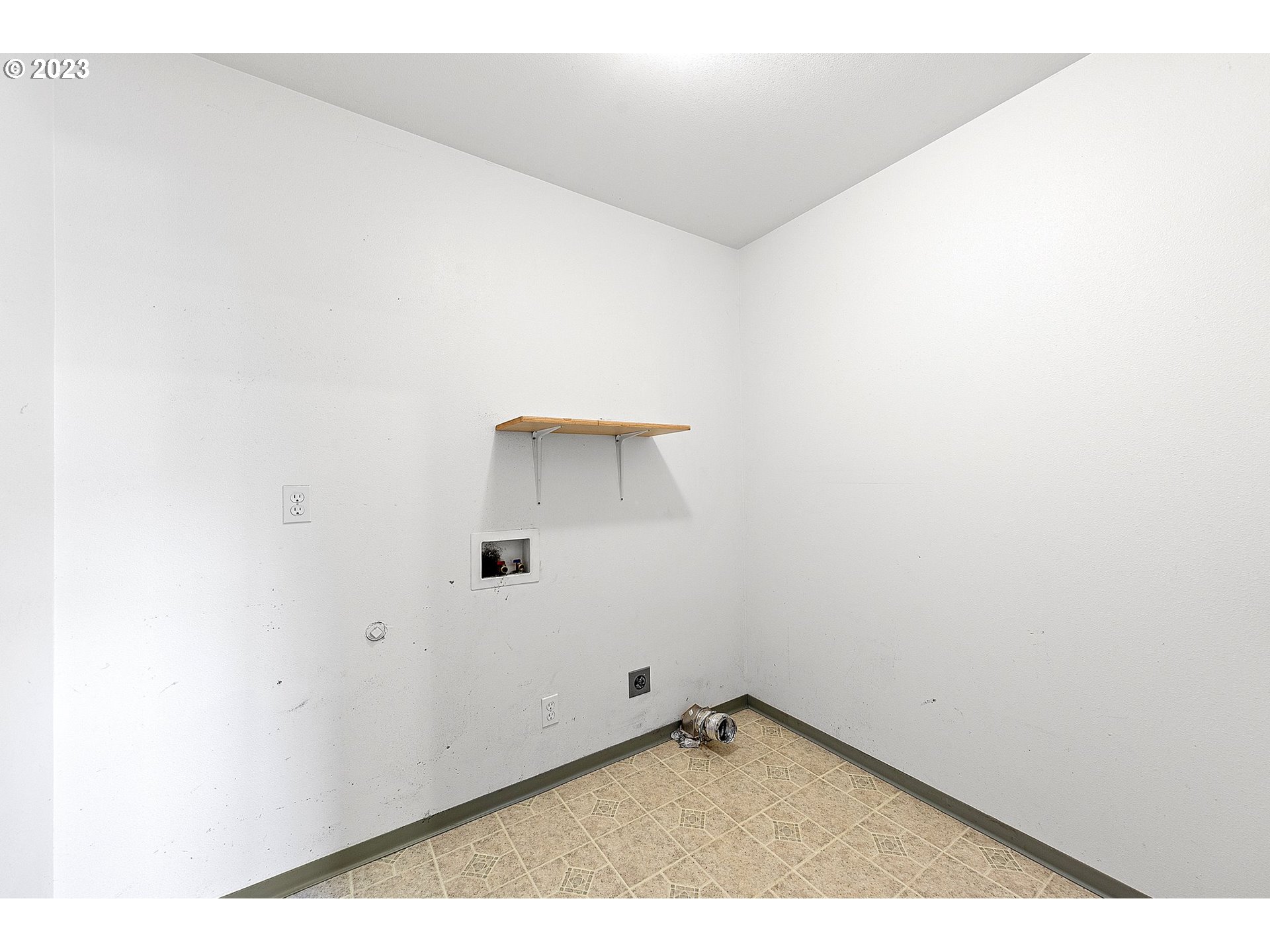 1038 Diamond Street Springfield, OR 97477 - Photo 32 of 48 a view of an empty room