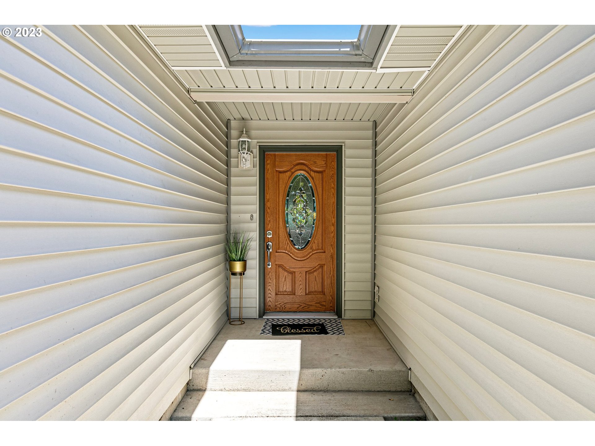 1038 Diamond Street Springfield, OR 97477 - Photo 4 of 48 a picture of a door of the house