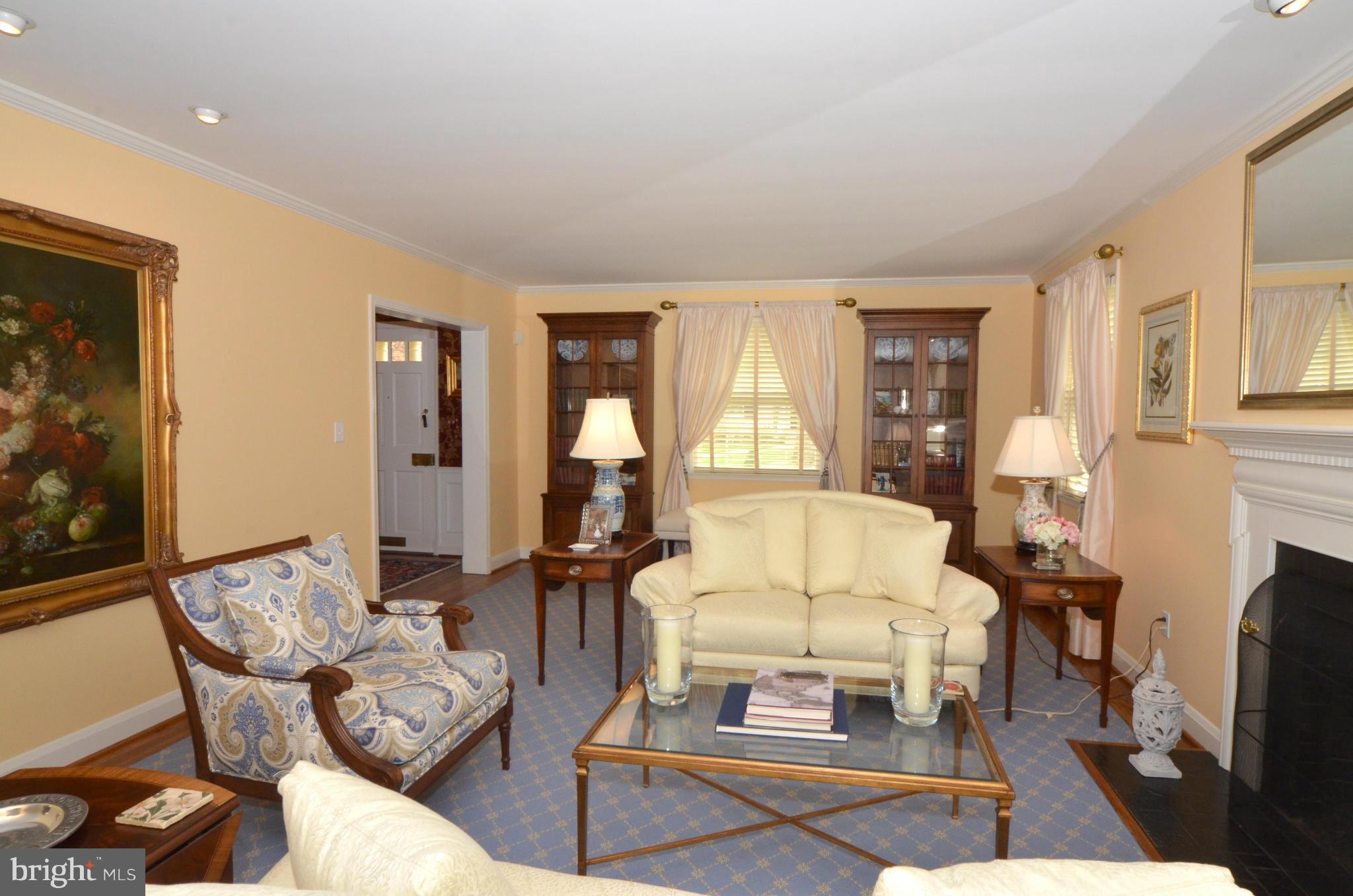 5612 Enderly Road Baltimore, MD 21212 - Photo 4 of 28 Living Room