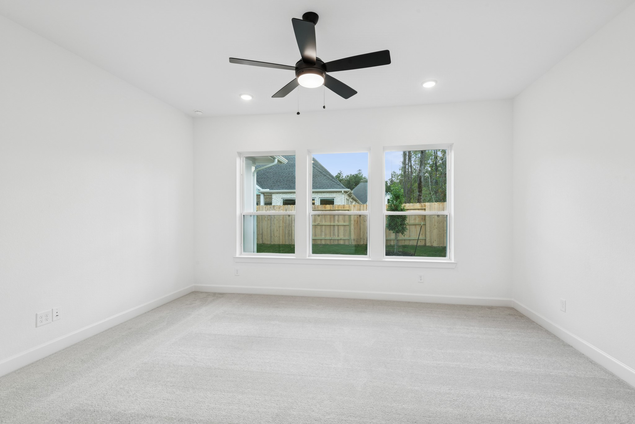 15714 Terracotta Terrace Lane Conroe, TX 77302 - Photo 36 of 47 an empty room with a window and a ceiling fan