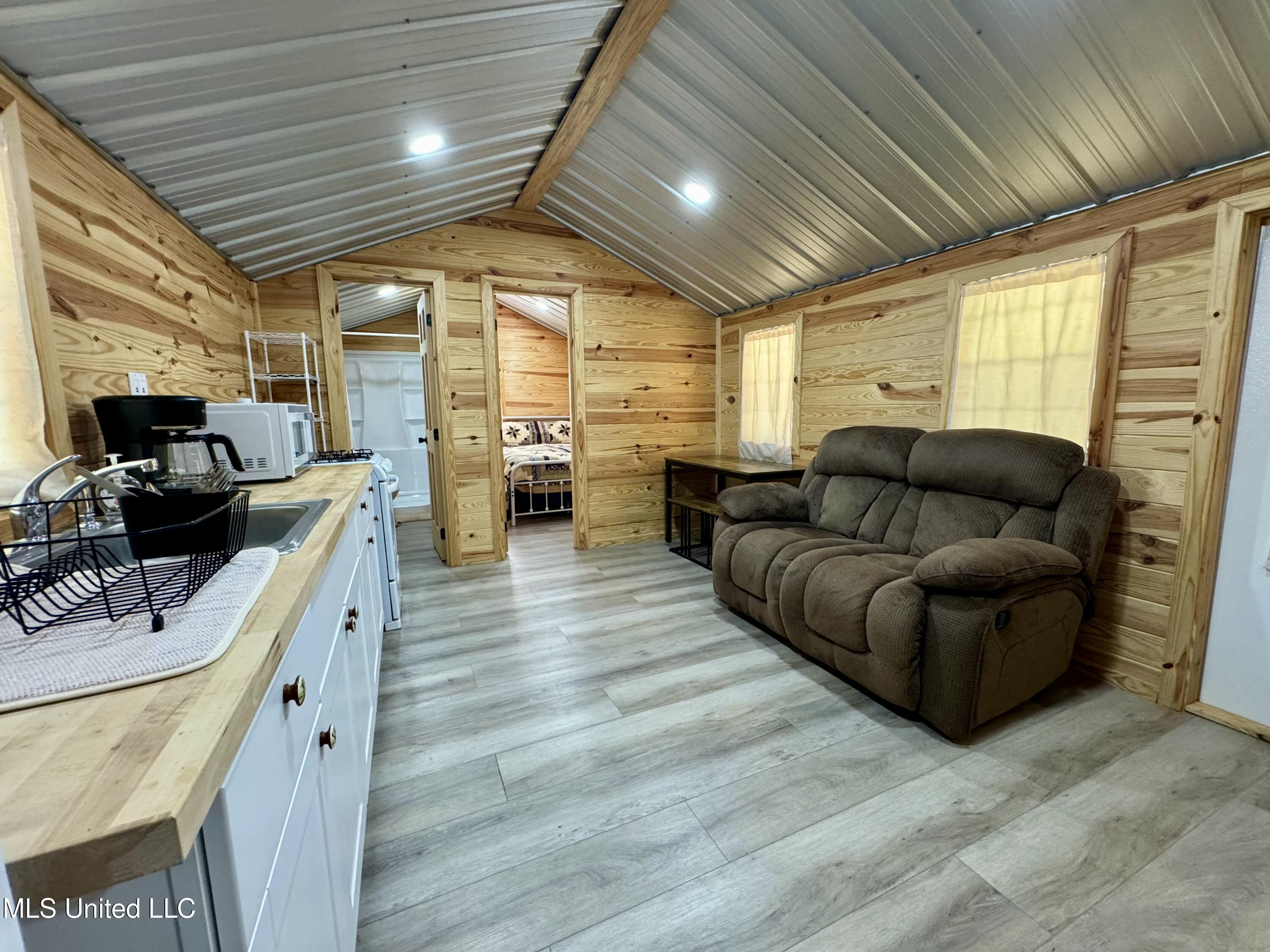 1131 Cauthen Road Camden, MS 39045 - Photo 8 of 53 CEC7F3EA-E4F2-45F1-BE1C-1F8DD46890BA