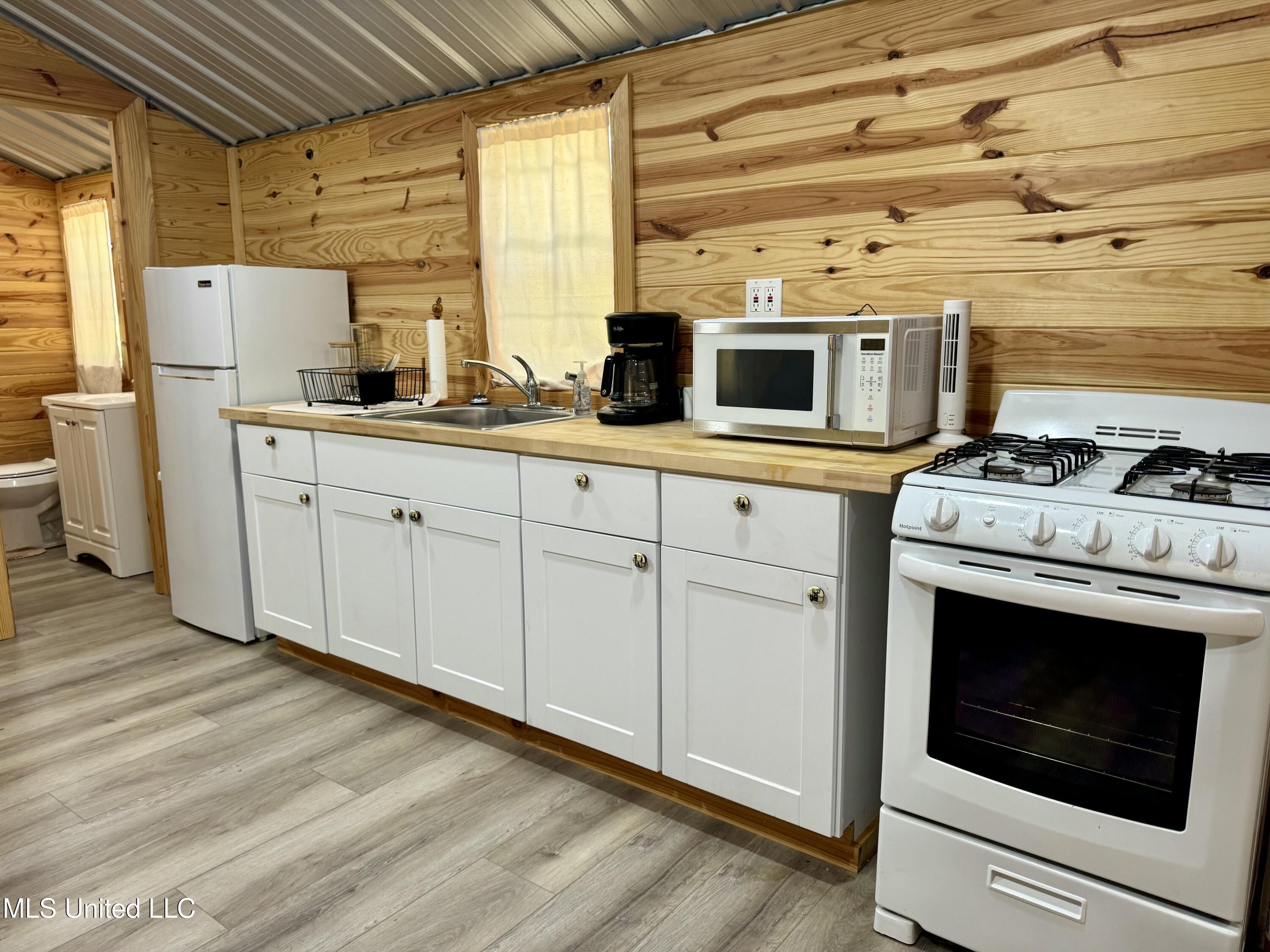 1131 Cauthen Road Camden, MS 39045 - Photo 9 of 53 97470061-A9EC-4982-935C-267E0B8D0496