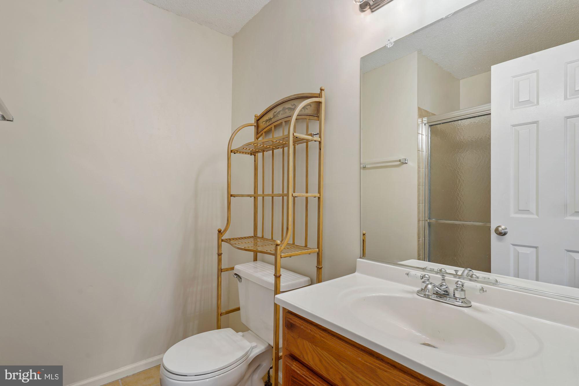 7204 Stover Drive Alexandria, VA 22306 - Photo 16 of 27 Secondary bathroom