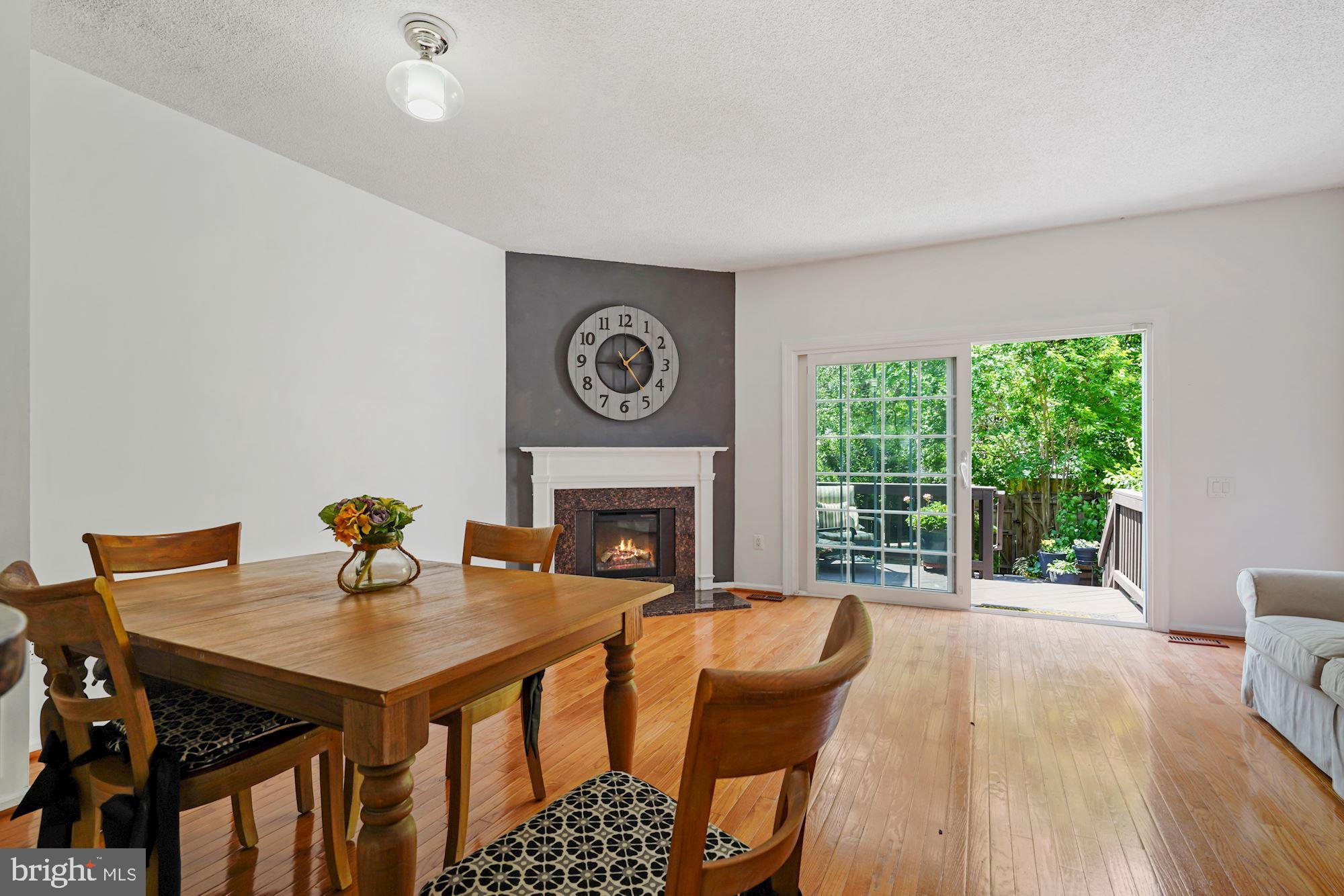 7204 Stover Drive Alexandria, VA 22306 - Photo 3 of 27 Living Room