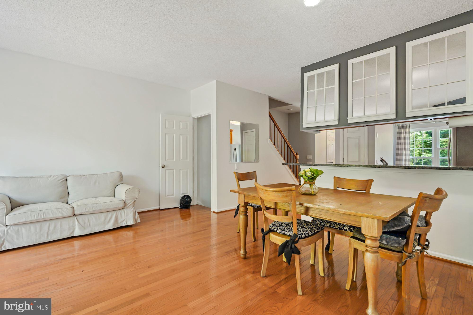 7204 Stover Drive Alexandria, VA 22306 - Photo 5 of 27 Living/Dining area