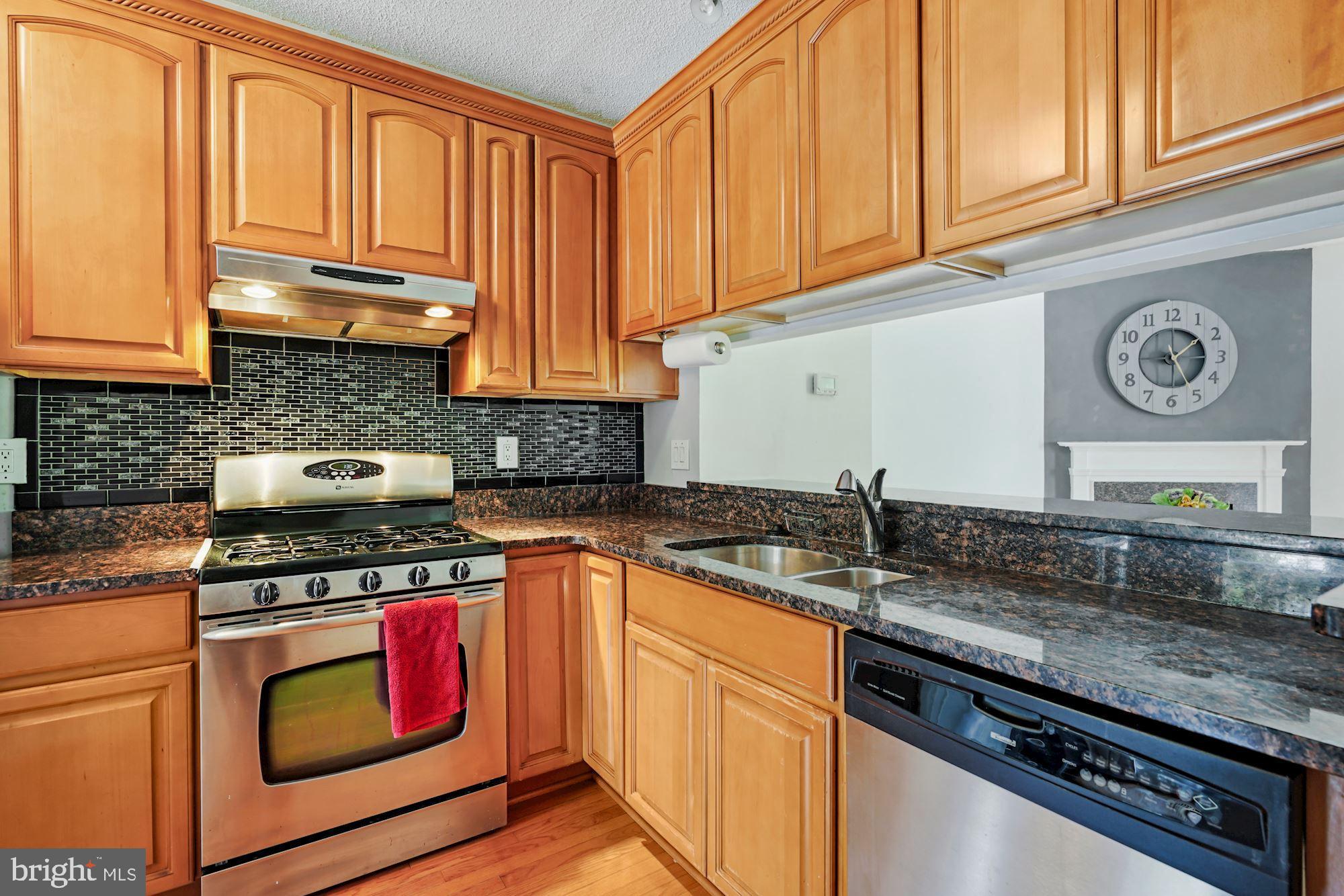 7204 Stover Drive Alexandria, VA 22306 - Photo 8 of 27 Gourmet kitchen