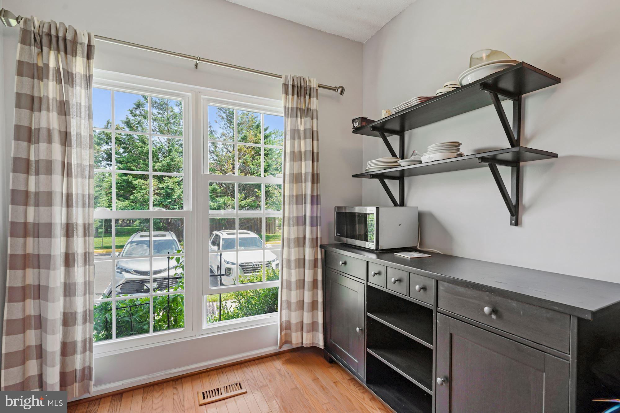 7204 Stover Drive Alexandria, VA 22306 - Photo 9 of 27 Sunlight kitchen