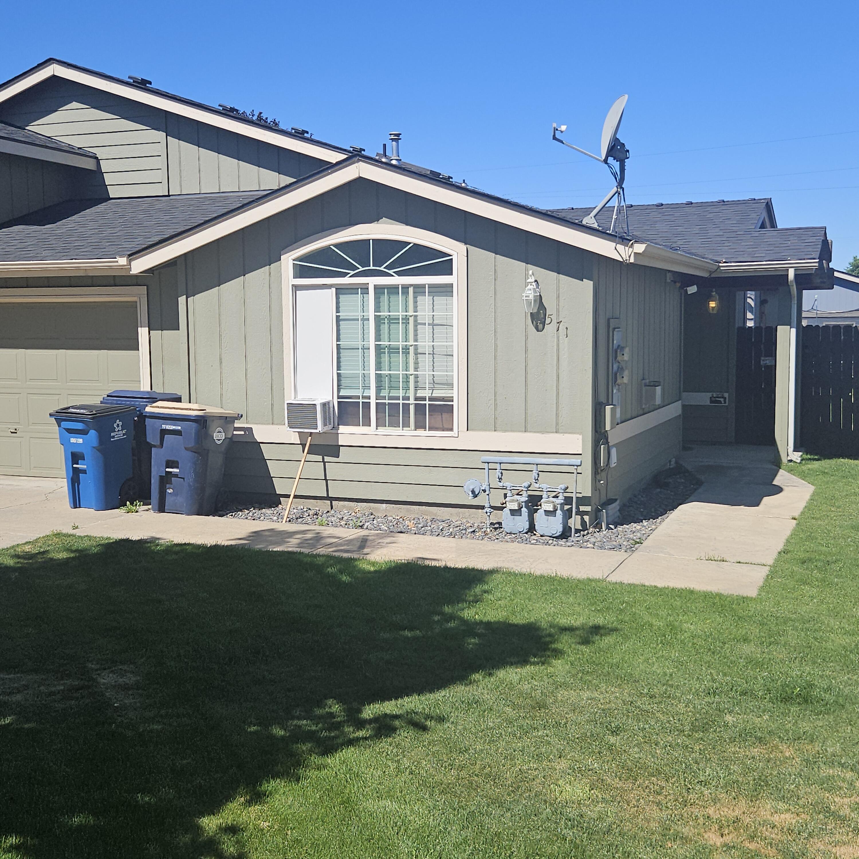 569 Northeast Negus Loop Redmond, OR 97756 - Photo 21 of 32 a front view of a house with garden