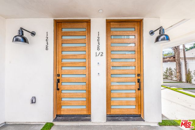 $3,500 | 1238 1/2 North Beachwood Drive, Los Angeles, CA 90038