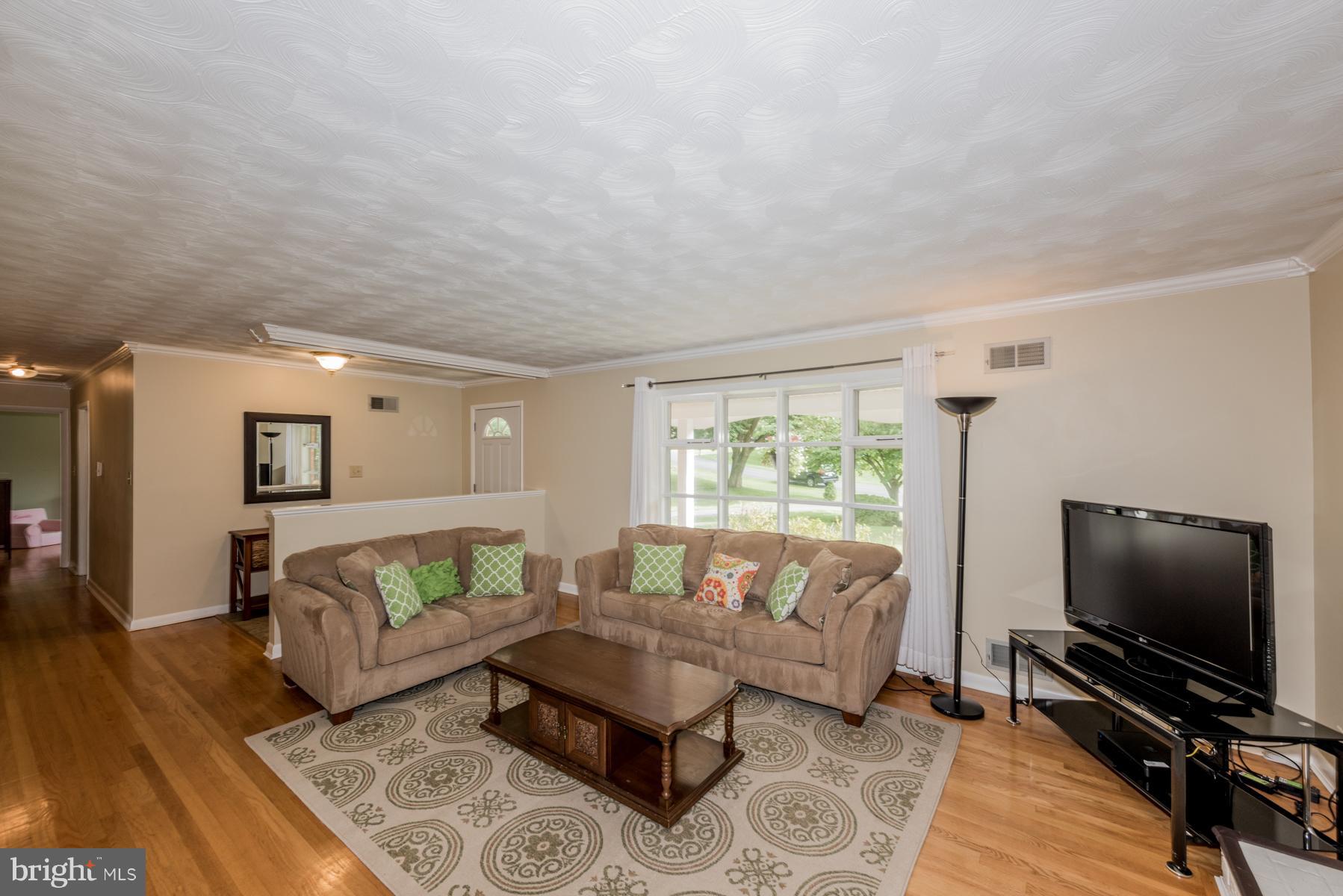 14600 Sturtevant Road Silver Spring, MD 20905 - Photo 3 of 29 Living Room