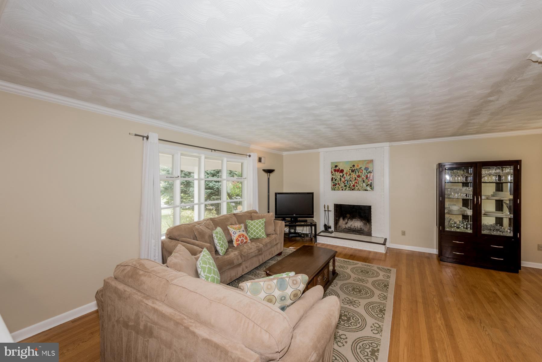 14600 Sturtevant Road Silver Spring, MD 20905 - Photo 4 of 29 Living Room
