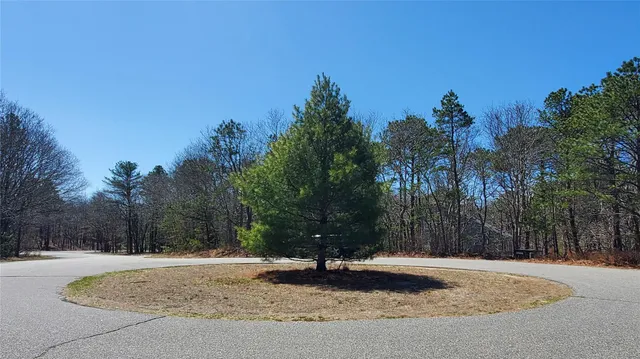 $1,450,000 | 5 Bark Court, East Hampton, NY 11937