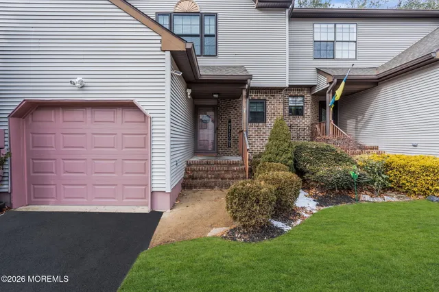 $619,999 | 324 Oak Knoll Drive, Englishtown, NJ 07726