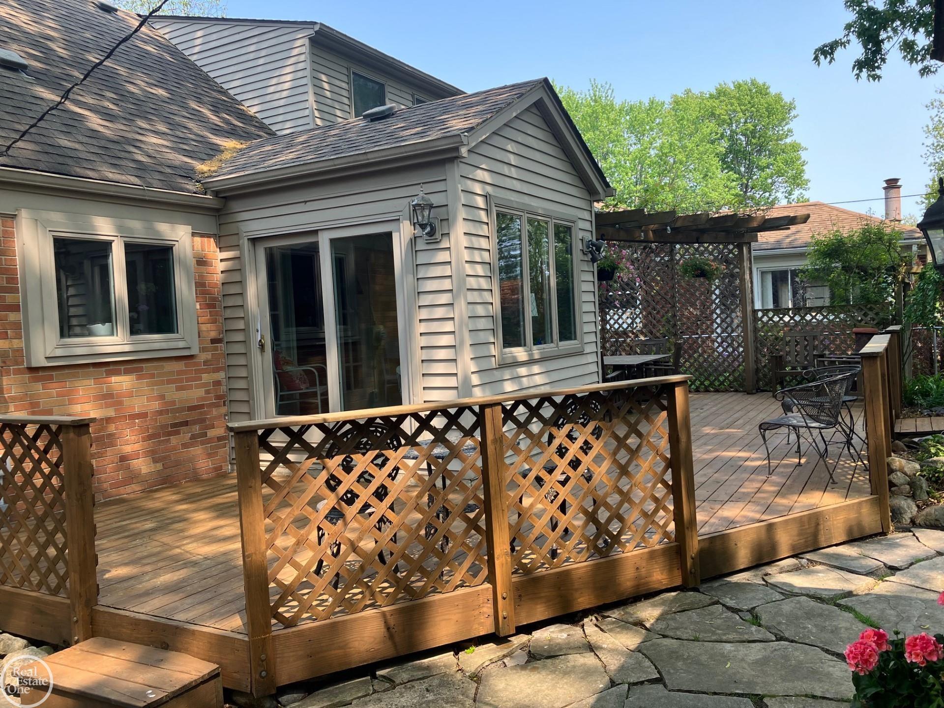1231 Hawthorne Road Grosse Pointe, MI 48236 - Photo 33 of 41 50109491-32.JPG