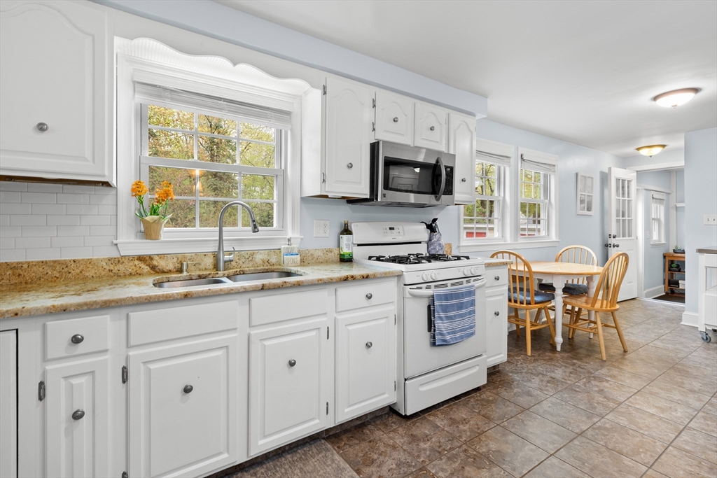 111 Locke Road Chelmsford, MA 01824 - Photo 9 of 28