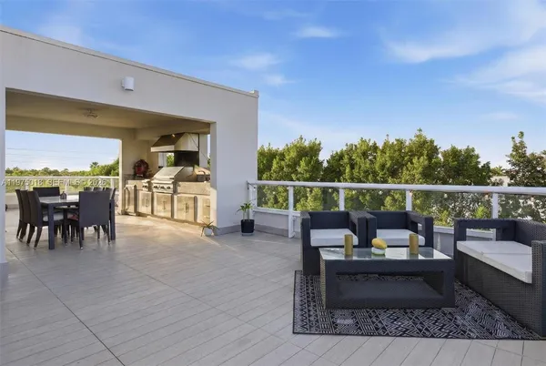 $890,000 | 6671 Northwest 105th Place, Unit 6671, Doral, FL 33178