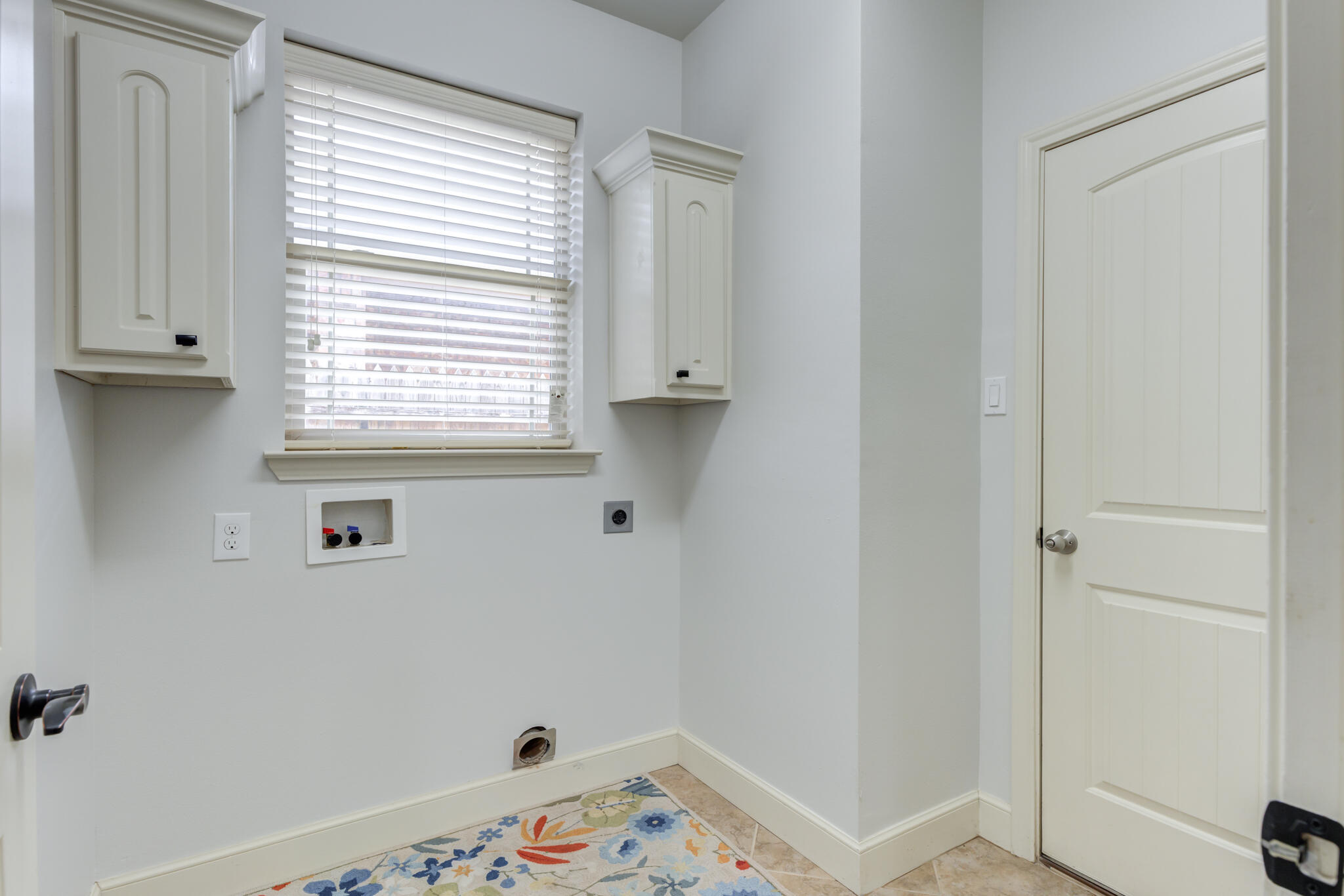 11110 Detroit Avenue Lubbock, TX 79423 - Photo 28 of 54 a bathroom with a window and a shower