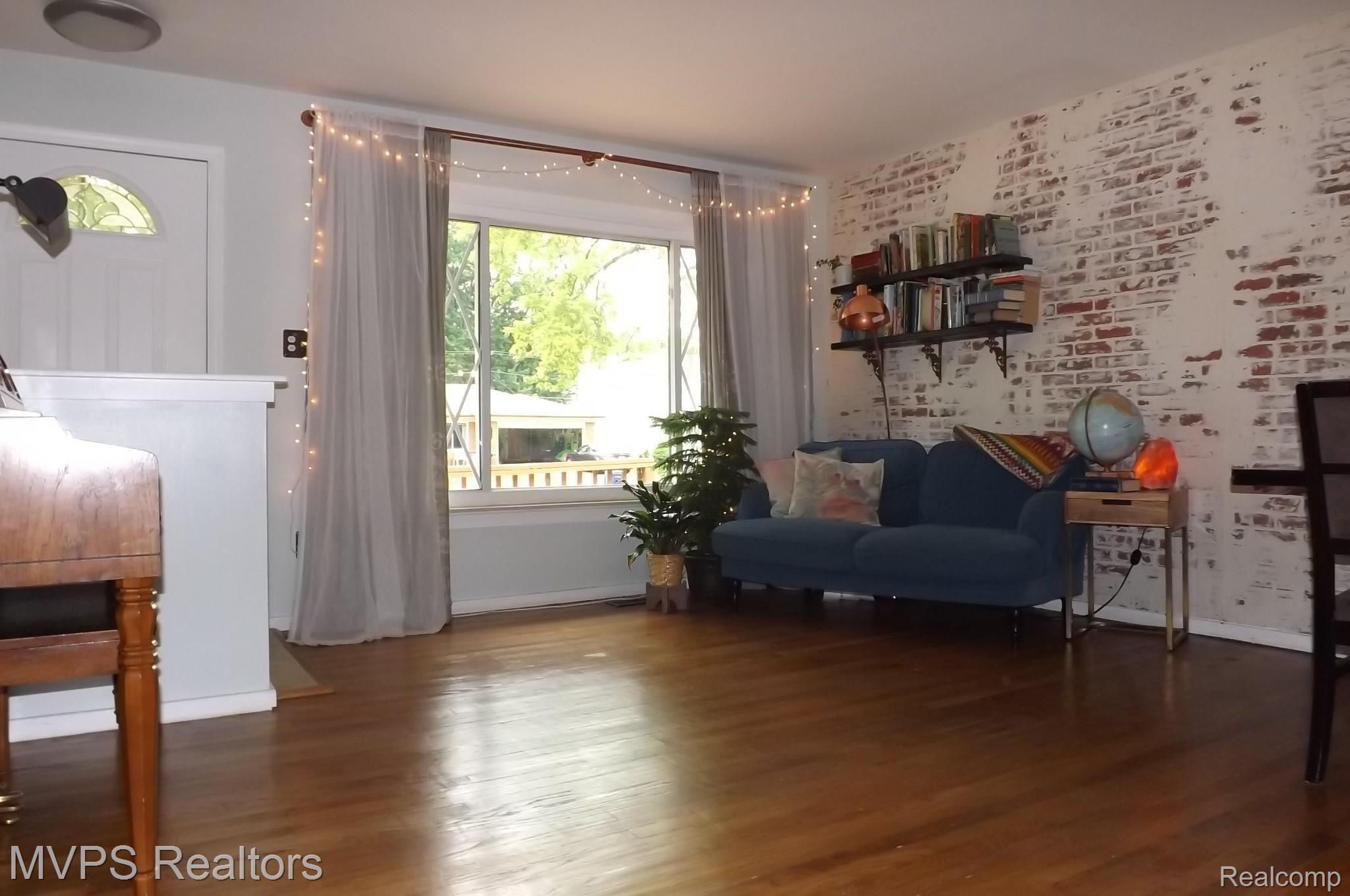 32166 Kelly Road Roseville, MI 48066 - Photo 12 of 29 Living 3.JPG