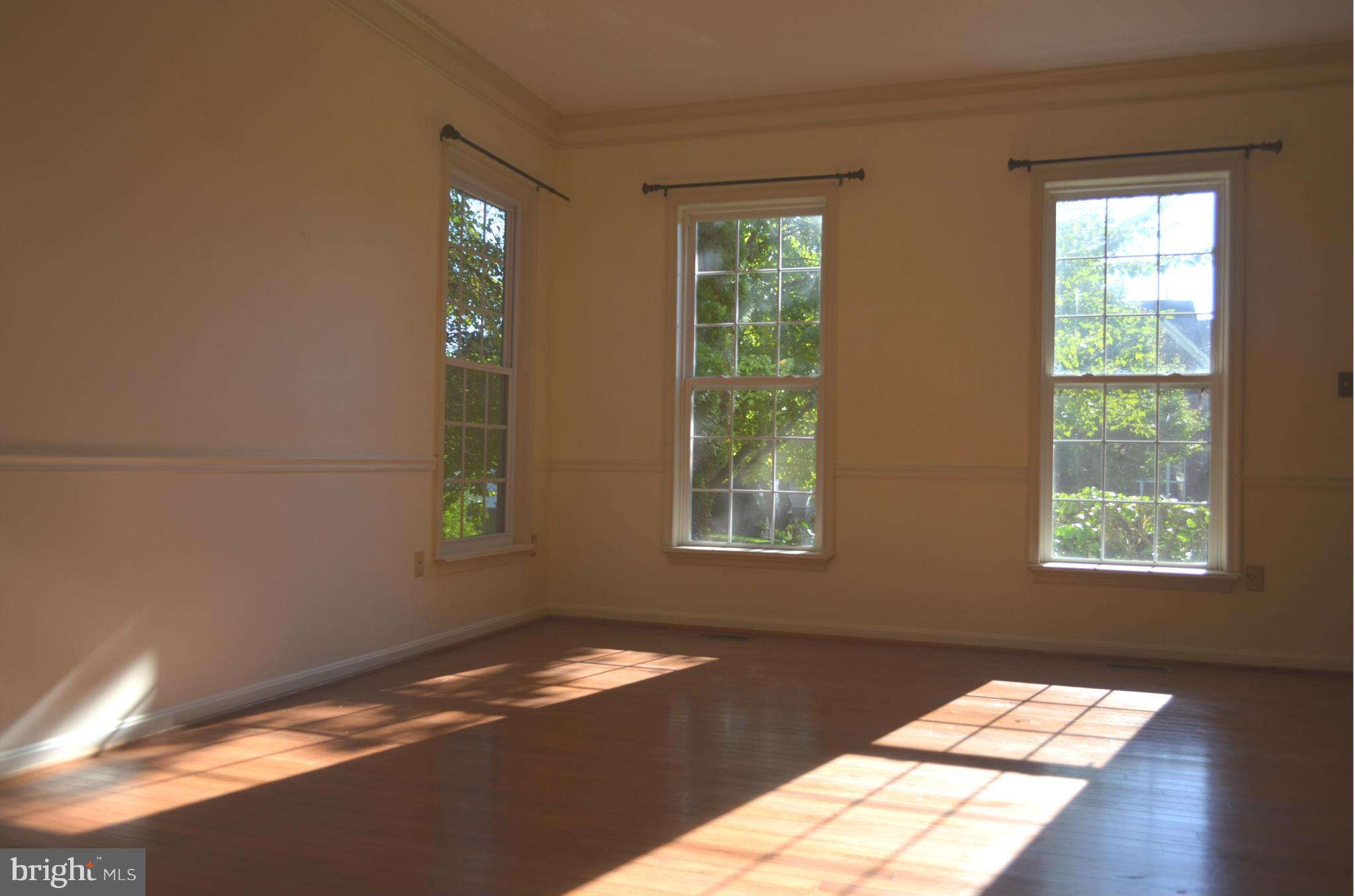 13803 Rockingham Road Germantown, MD 20874 - Photo 4 of 18 Living Room 1 of 2