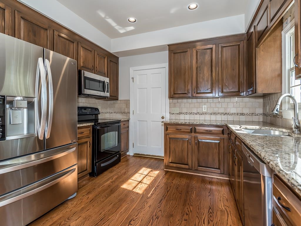 2001 Treverton Place Raleigh, NC 27609 - Photo 11 of 31 Kitchen