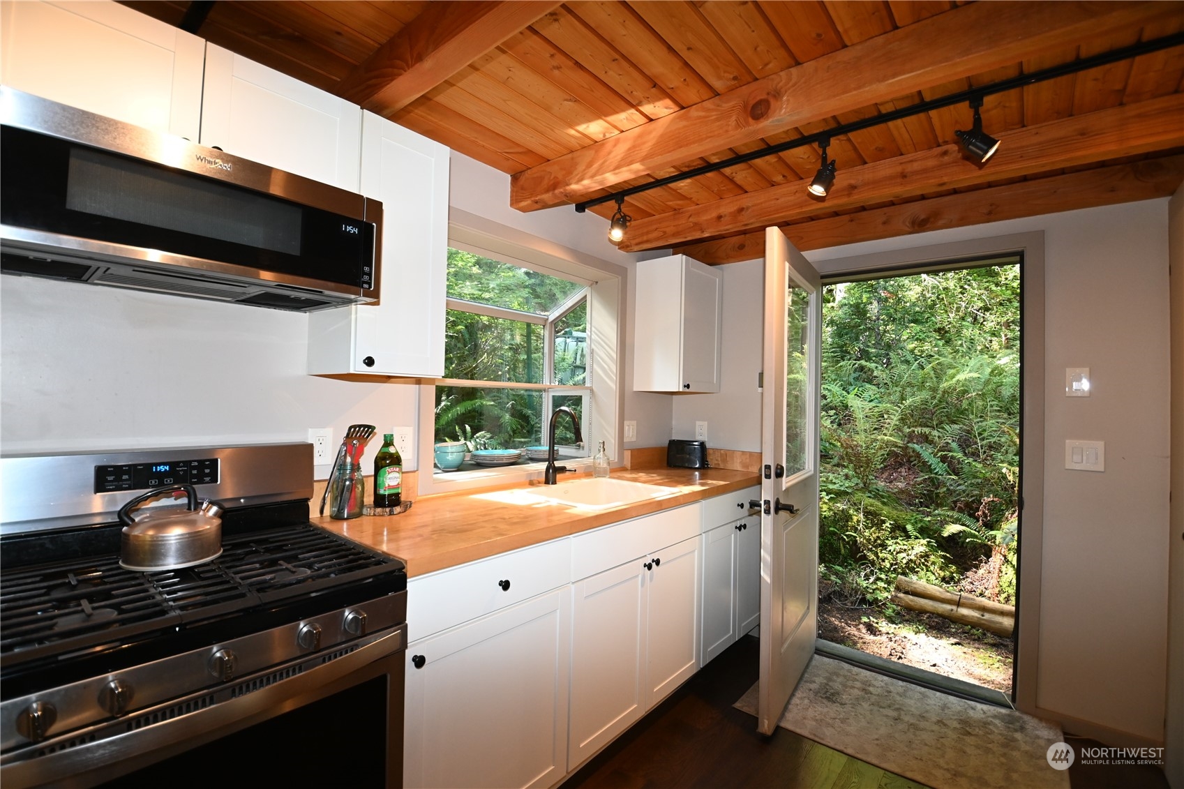 52016 South Riverside Road Gold Bar, WA 98251 - Photo 18 of 39 a kitchen that has a sink and a stove