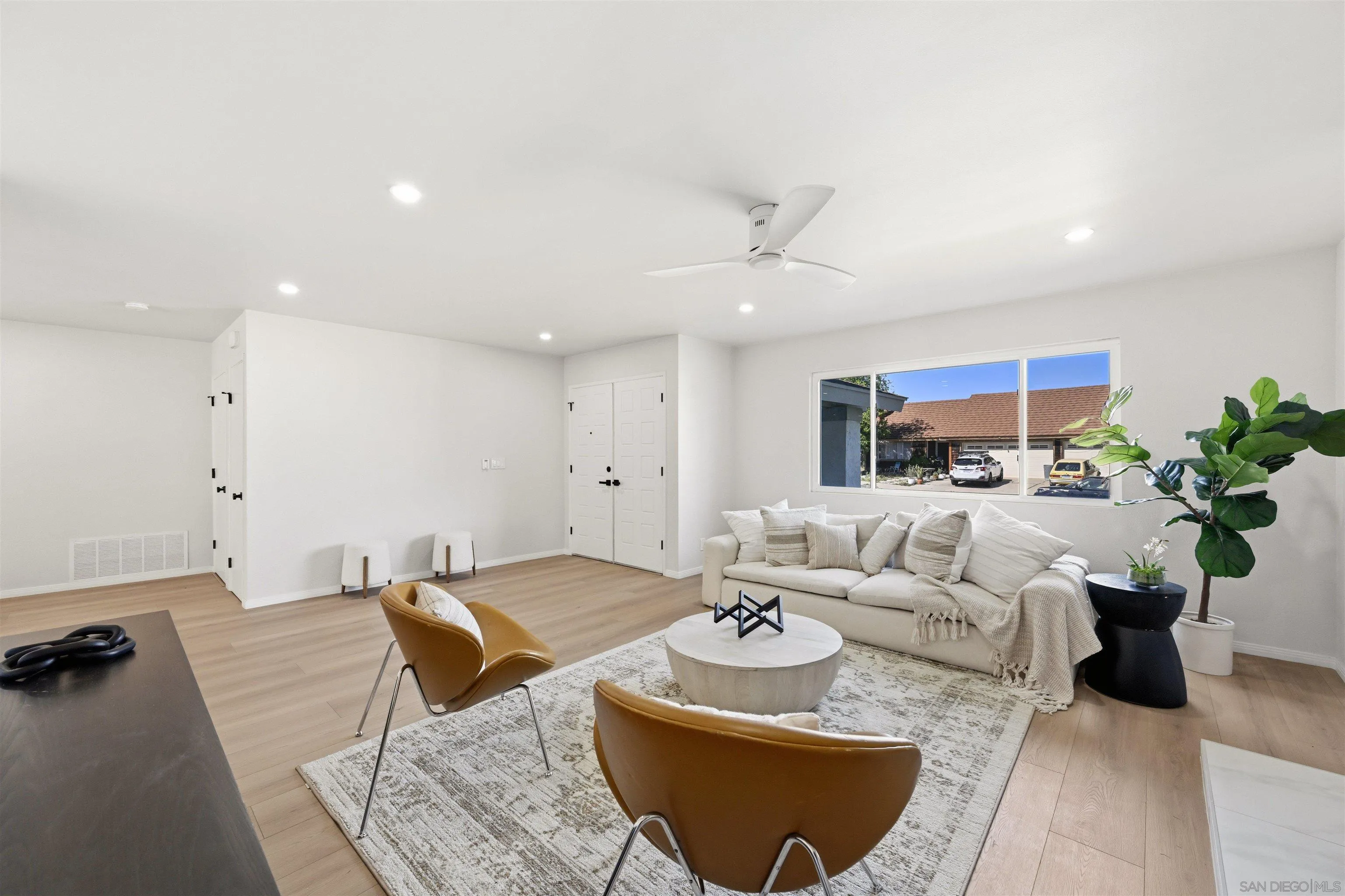 12437 Ridgeton Drive Lakeside, CA 92040 - Photo 9 of 32 a living room with furniture and a couch