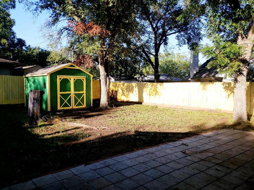 1418 Blanton Place Sherman, TX 75092 - Photo 28 of 33 a view of a yard with an tree