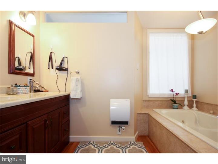 906 Locust Street Philadelphia, PA 19107 - Photo 11 of 23 Bathroom