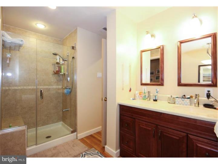 906 Locust Street Philadelphia, PA 19107 - Photo 12 of 23 Bathroom