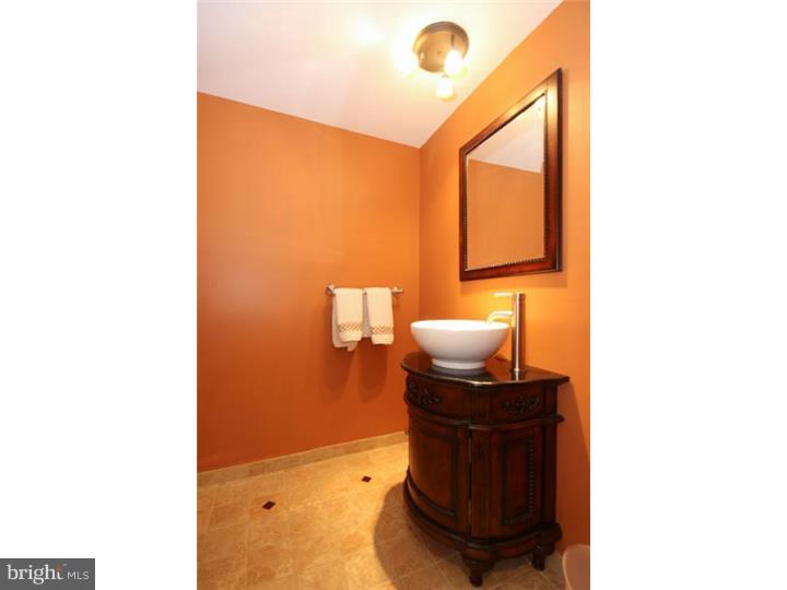 906 Locust Street Philadelphia, PA 19107 - Photo 19 of 23 Bathroom