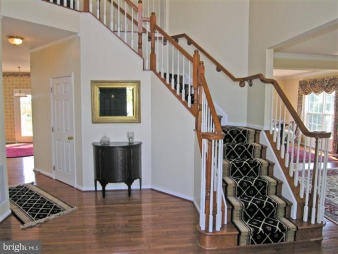 44355 Oldetowne Place Ashburn, VA 20147 - Photo 3 of 13 Entrance / Foyer